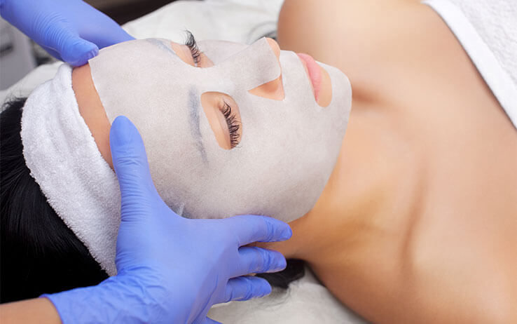 Frau bekommt Enzympeeling Maske