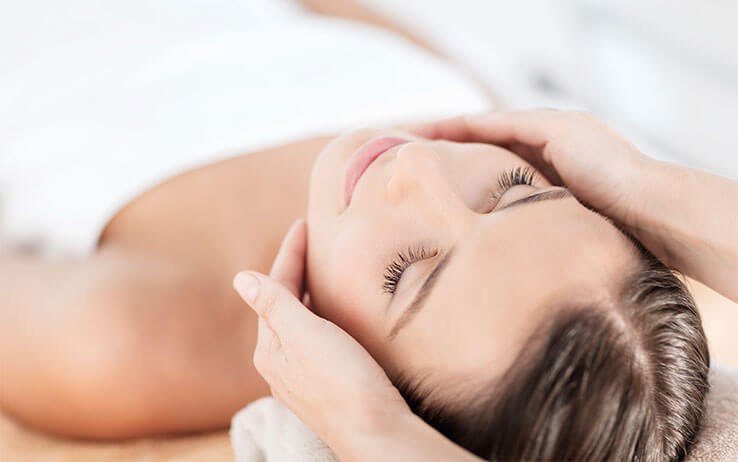 Frau bekommt Kopfmassage