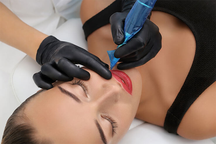 Pigmentiergerät wird für PMU an Frau genutzt